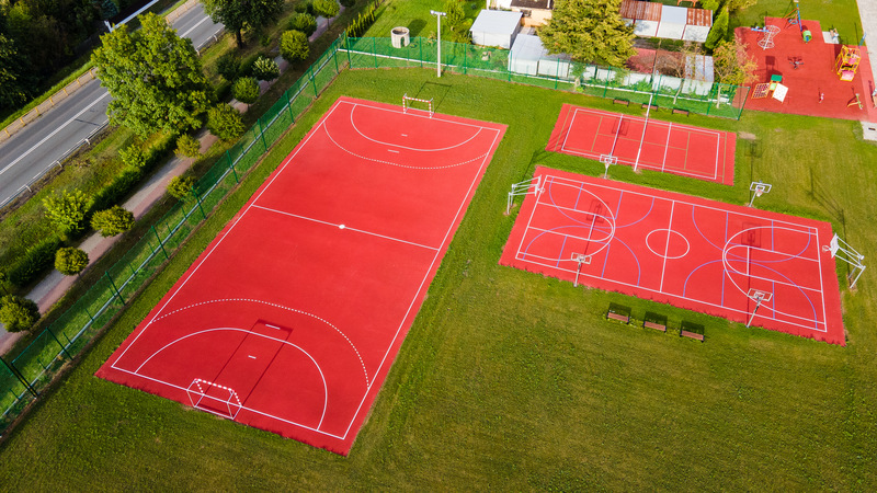 Kompleks boisk sportowych przy SP 3 w Bieruniu z lotu ptaka.